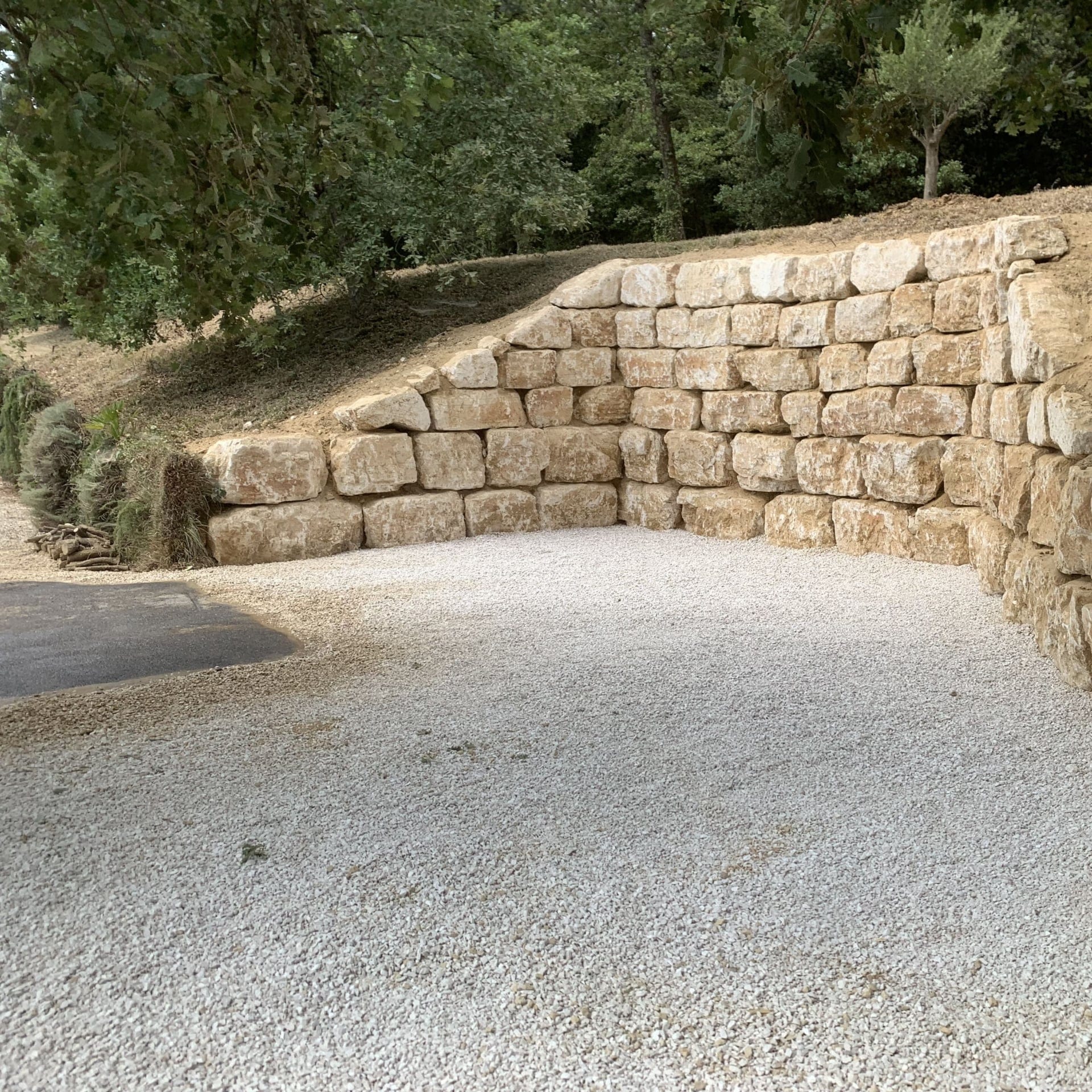 Empilage blocs rocheux mur poids